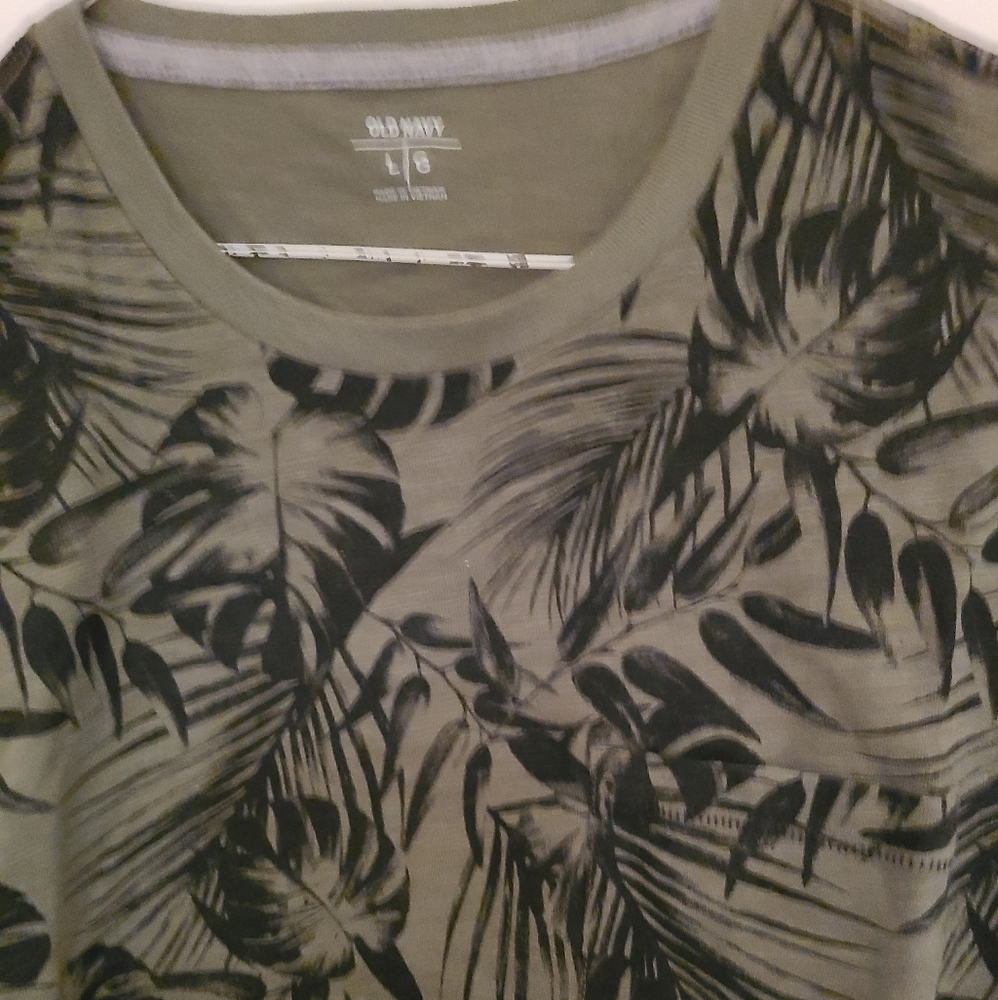 Old Navy tshirt green Large, flower design nnt